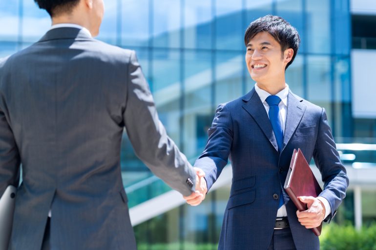 握手をするビジネスパーソン