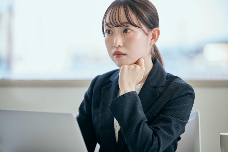 考え事をするビジネスパーソン
