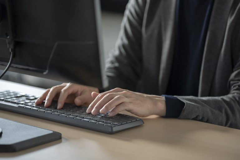 パソコンを操作する手元