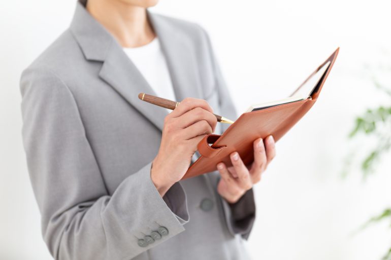 手帳に書き込む