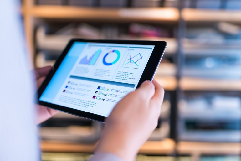 タブレットを手にする人物