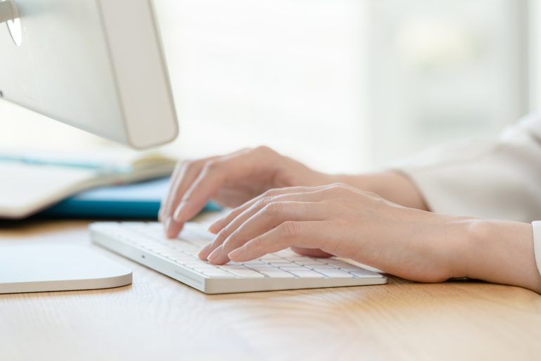パソコンを操作する手元