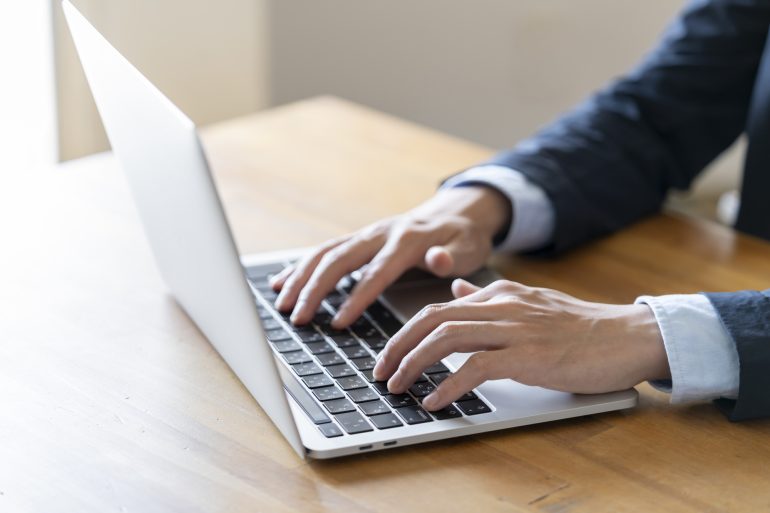 パソコンを操作するデスク