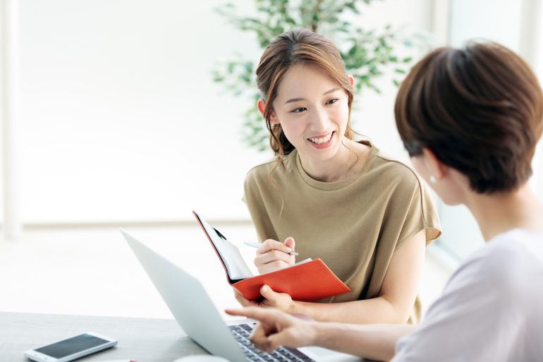 打ち合わせをする二人のビジネスパーソン