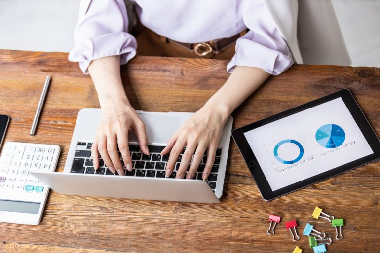 パソコンを操作するデスク