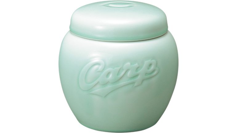 『カープ骨壺（青白磁）』