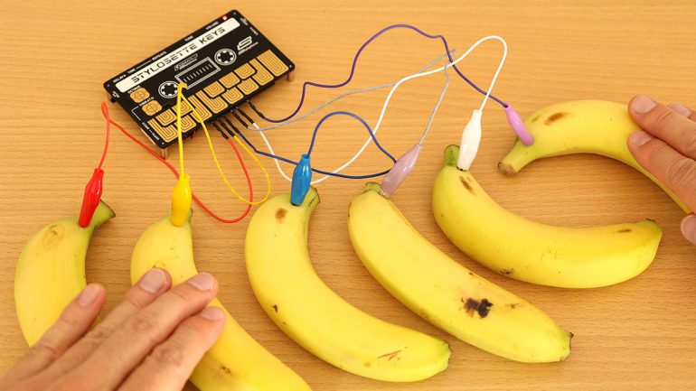バナナで演奏!?身の回りのモノが鍵盤になる電子楽器「スタイロセット