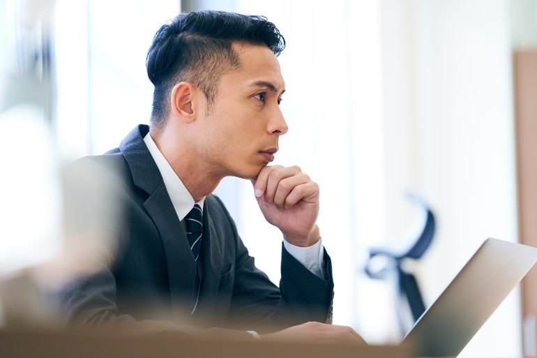 考えるビジネスパーソン