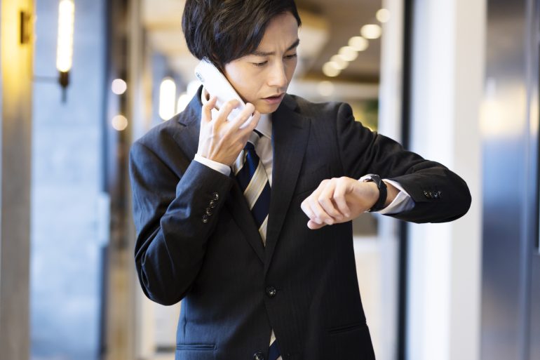 急いでいるビジネスパーソン