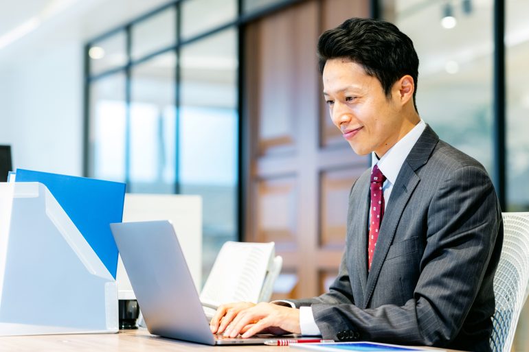 パソコンを操作するビジネスパーソン