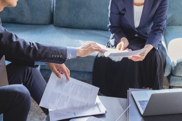 書類を見ながらの打ち合わせ