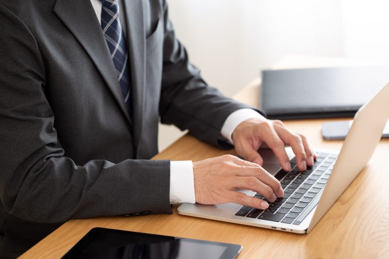 メールを打つビジネスパーソン