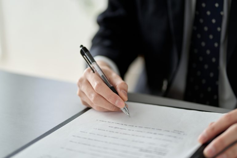 契約書にサインをする