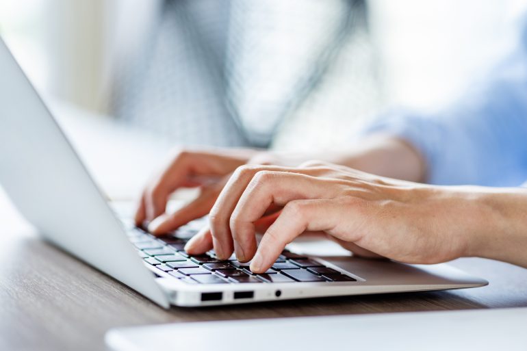 タイピングする手元