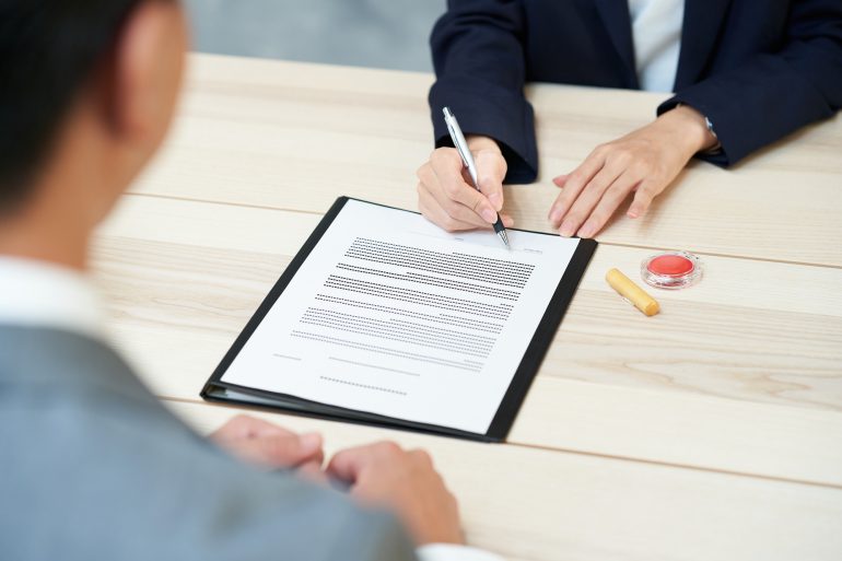 契約書にサインする