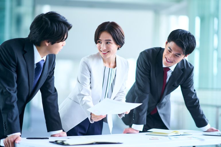 資料を見ながらミーティングをする