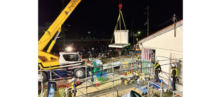 パーツをクレーン車で吊り上げ
