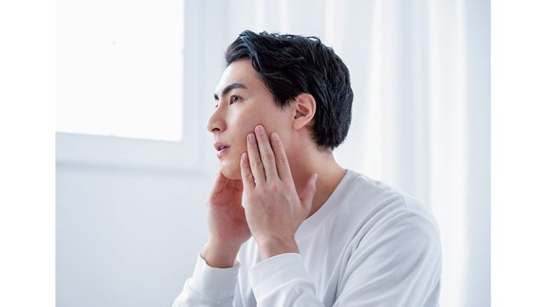 男子の洗顔