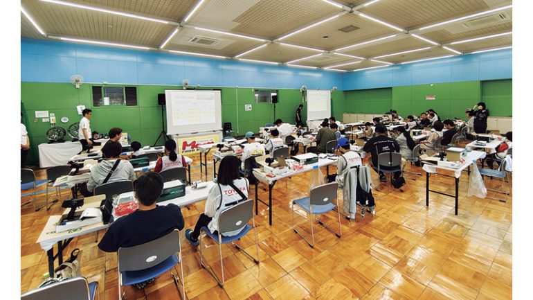 RCカーを親子で一緒に組み立てる