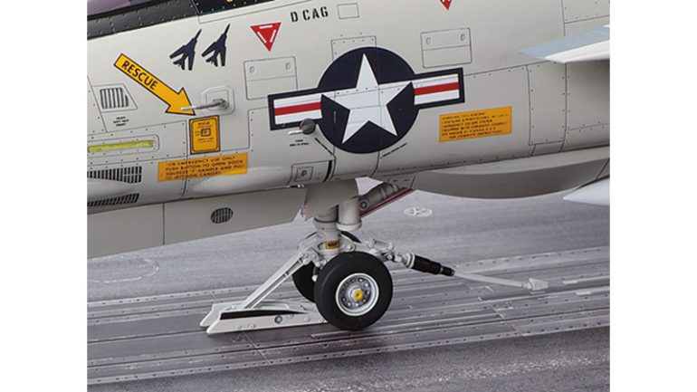 タミヤ『1/48 グラマン F-14A トムキャット(後期型)発艦セット』